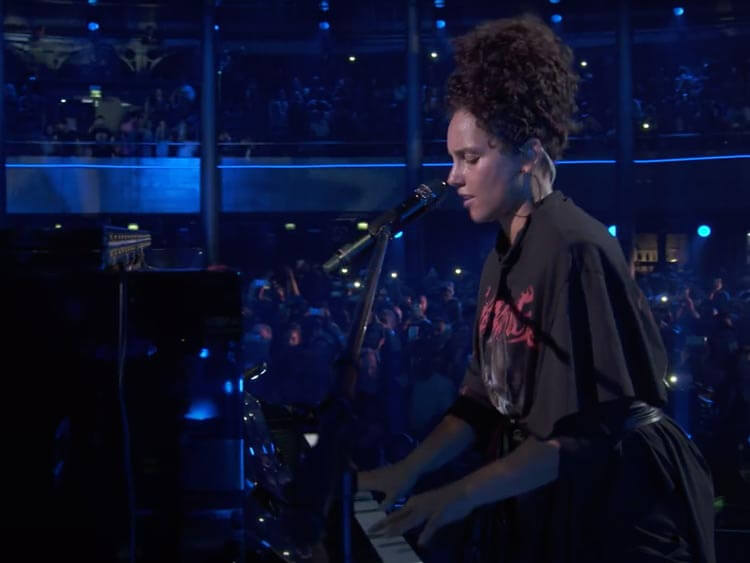 Alicia Keys plays Pop Rock Piano